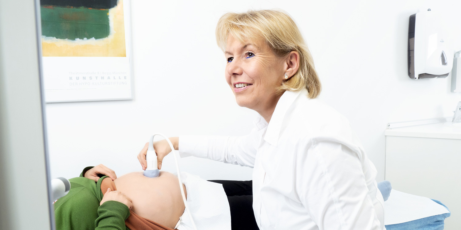 Dr. med. Katharina Voll während einer Ultraschalluntersuchung